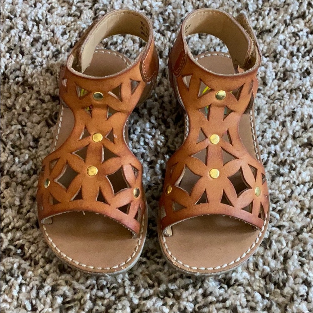 GUC brown sandals with Velcro closure